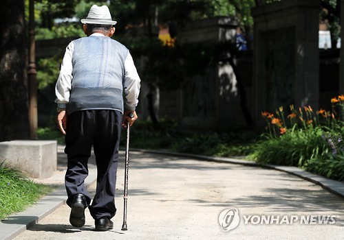 한 노인이 지팡이를 짚고 길을 걷고 있다. 사진은 기사 중 특정 표현과 무관. [이미지출처=연합뉴스]