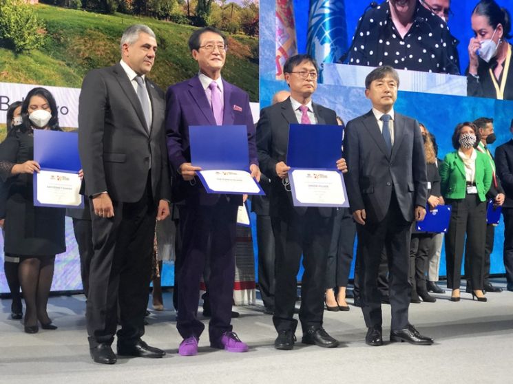 (좌측 두번째)유엔세계관광기구(UNWTO) 총회에서 신안군의 반월·박지도가  ‘세계 최우수 관광마을’로 선정돼 박우량 신안군수(왼쪽 두번째)가 상을 받고 있다. ⓒ 아시아경제