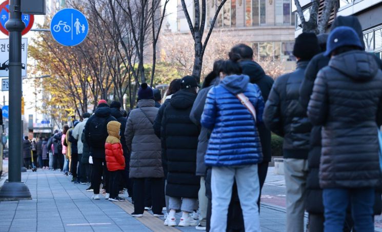 3일 오전 서울 송파구 보건소 코로나19 선별진료소를 찾은 시민들이 검사 순서를 기다리고 있다. [이미지출처=연합뉴스]