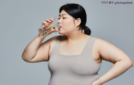 물 마시다 머리 터지는 소리 들어봤니? 만만한 ‘물’ 잘 마셔야 하는 이유