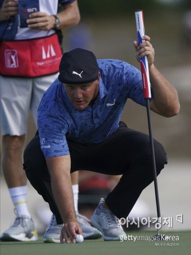 '헐크' 디섐보 8언더파 폭풍 샷 "단숨에 선두"…'앙숙' 켑카 2위