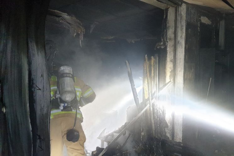 함안서 단독주택 화재로 1명 사망·2명 부상…신고자 "전기장판서 불"