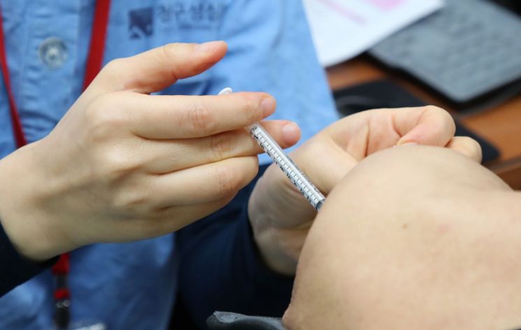 4일 오전 서울 은평구 청구성심병원에서 한 어르신이 화이자 백신으로 3차 추가접종을 하고 있다. [사진=연합뉴스]