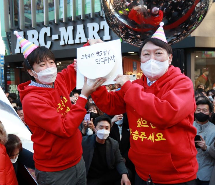 윤석열 국민의힘 대선후보와 이준석 대표가 지난 4일 오후 부산 서면 젊음의 거리에서 윤 후보 생일 케이크를 들고 포즈를 취하고 있다./사진=연합뉴스