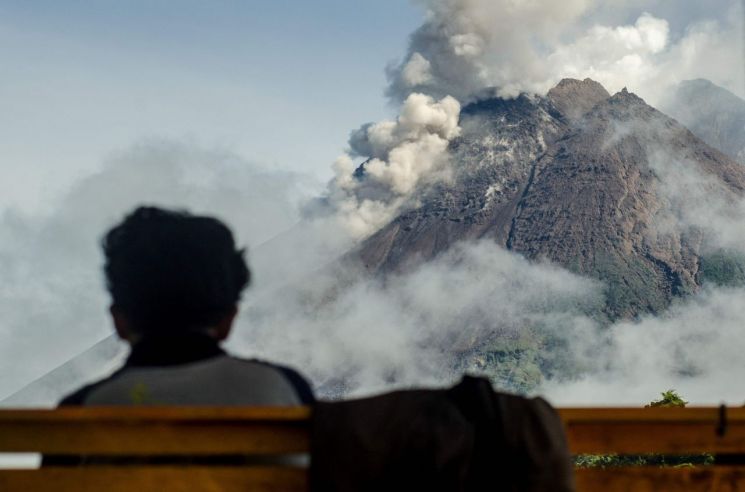 인도네시아서 대형 화산 분화 발생…13명 사망·100여명 부상
