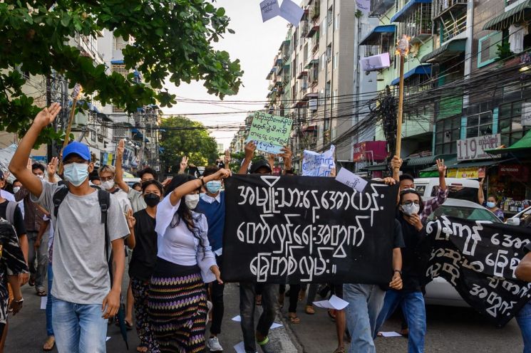 지난달 말 미얀마 도시 양곤 시내에서 시위대가 군부 쿠데타를 규탄하는 집회를 펼치고 있는 모습. [이미지출처=연합뉴스]