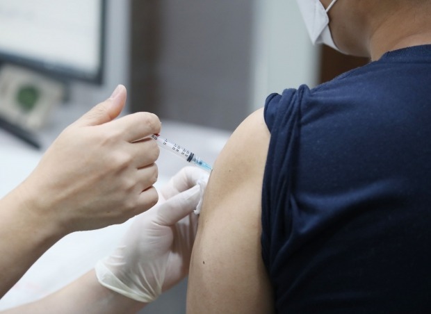 한 시민이 코로나19 백신을 접종받고 있다. [이미지출처=연합뉴스]