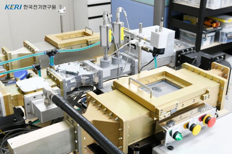 한국전기연구원이 개발한 '스마트 마이크로파 가열 장비.