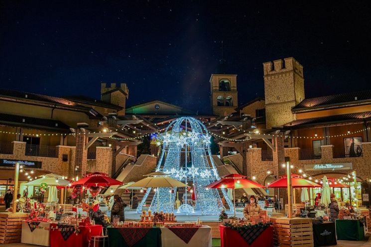 "신세계 프리미엄 아울렛, 동화 속 크미스마스 마을로 재탄생"