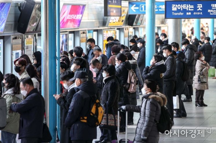 정부가 연말까지 오미크론 대응에 대한 방역역량 집중 입장을 밝히며, 방역패스 관련 협조를 당부한 6일 서울 구로구 신도림역에서 직장인들이 마스크를 착용하고 열차를 이용하고 있다./강진형 기자aymsdream@