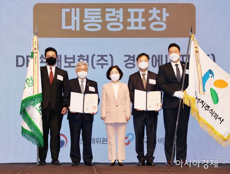 김정남 DB손해보험 대표(왼쪽 두번째)가 지난 3일 서울 신라호텔에서 열린 ‘2021년 소비자중심경영(CCM)’ 우수기업 포상 및 인증서 수여식에서 대통령 표창을 수상 후 기념촬영을 하고 있다.