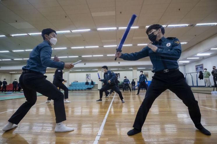 서울경찰청에서 신임 경찰이 물리력 대응훈련을 하고 있다. [이미지출처=연합뉴스]