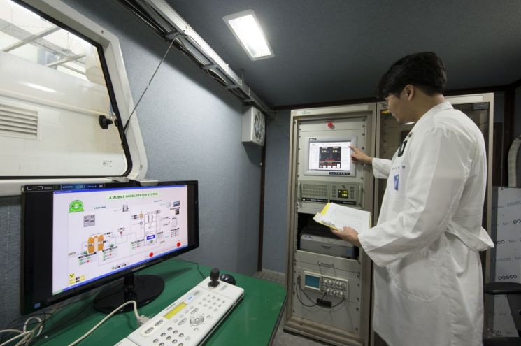 한국원자력연구원 연구진이 전자빔 장비를 조작하고 있다