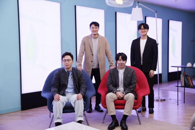 세계적 인공지능 학회 경진대회에서 학생 부문 1위, 글로벌 2위에 등극한 UNIST 인공지능대학원 윤태현 학생(앞줄에서 왼쪽, 파란 의자)과 연구실 학생들.