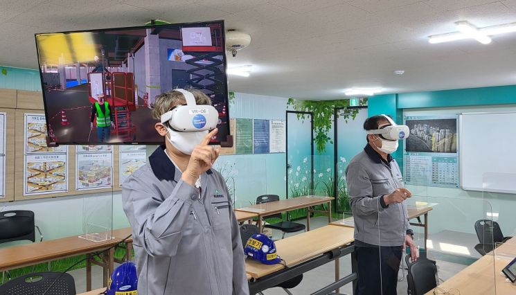 삼성물산 용두6 재개발현장 교육생들이 가상현실(VR)을 활용한 장비안전 가상훈련 프로그램 ‘스마티’를 활용해 위험요인을 찾아보고 있다. (사진제공=삼성물산)