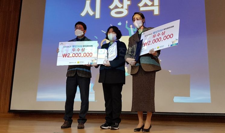 ‘제1회 완도 해양바이오 창의 경진대회’ 우수상 수상자들이 기념사진을 찍고 있다. ⓒ 아시아경제