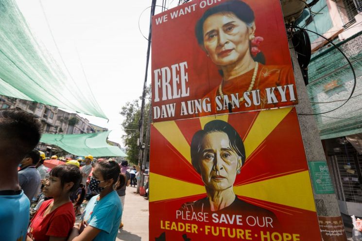 지난 3월 미얀마 최대 도시 양곤에서 쿠데타 규탄 시위대가 수치 고문의 초상화를 들고 그의 석방을 요구하는 모습. [이미지출처=연합뉴스]