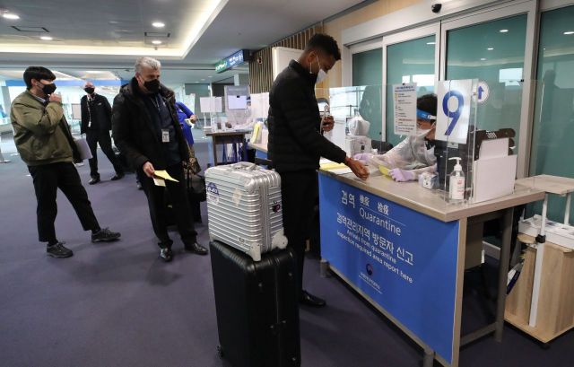 6일 인천국제공항 제1터미널로 입국한 외국인들이 검역대를 통과하고 있다./김현민 기자 kimhyun81@