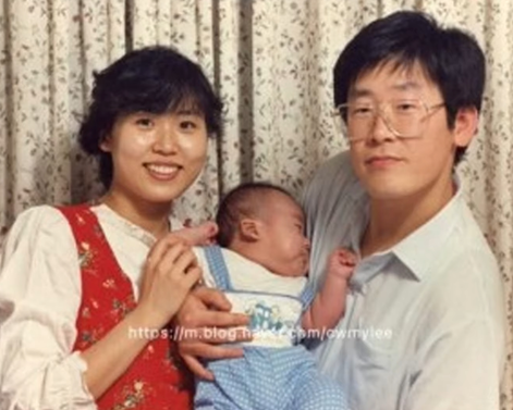 이재명 더불어민주당 대선 후보(우)와 배우자 김혜경씨(좌)가 젊은 시절 함께 찍은 가족사진./사진=MBC '외전의 외전' 캡처.