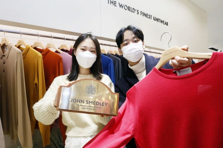 갤러리아백화점이 오는 31일까지 서울 강남구 명품관에서 영국 니트웨어 브랜드 ‘존스메들리’ 팝업스토어를 선보인다.