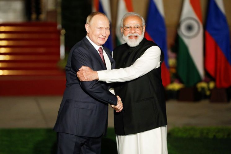푸틴-모디, 인도서 정상회담...군사기술협정 체결