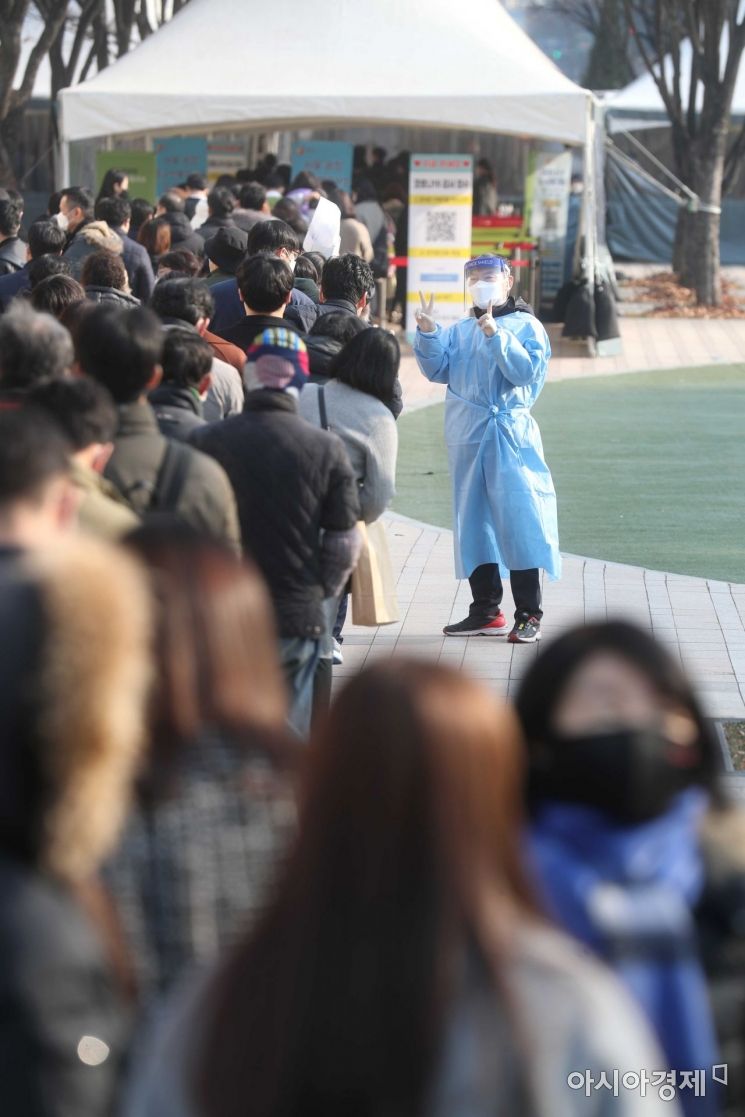 7일 서울시청 앞 코로나19 선별검사소가 검사를 받으려는 시민들로 붐비고 있다. /문호남 기자 munonam@