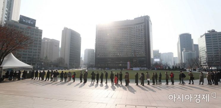 7일 서울시청 앞 코로나19 선별검사소가 검사를 받으려는 시민들로 붐비고 있다. /문호남 기자 munonam@