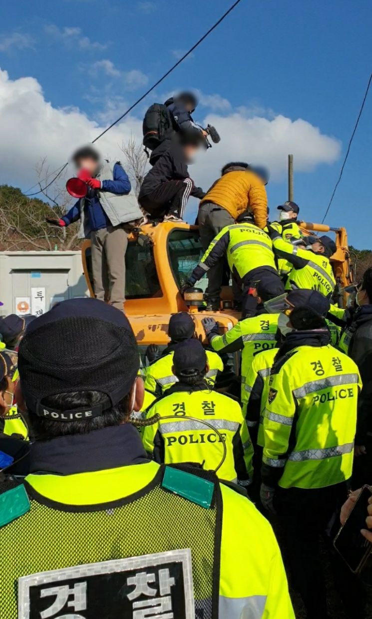 해운대 ‘장산 공군 레이더’ 교체작업 방해 시위대 4명 체포 … 부산경찰, 엄정대응키로