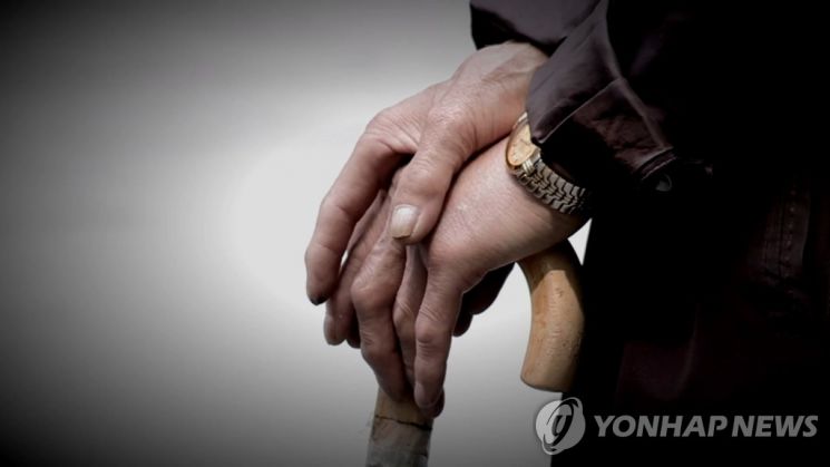 "15일 간 화장실에 갇혀 수돗물로 버텼다"…70대 독거노인 '극적 생존' 