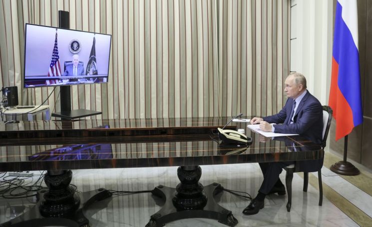 푸틴 러시아 대통령이 바이든 대통령과 화상 회담을 하고 있다. [이미지출처=연합뉴스]