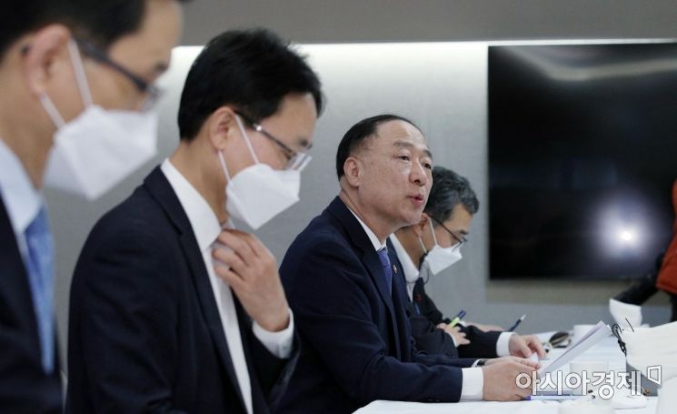 [포토] 홍남기 "서울 아파트값, 하락 진입 직전 수준"