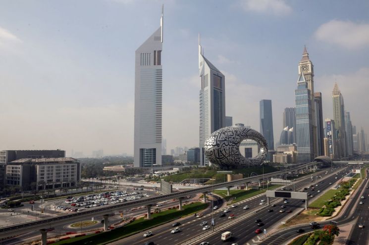 UAE, 세계 최초 주 4.5일 근무제 시행..."생산성 높이기 위한 조치"