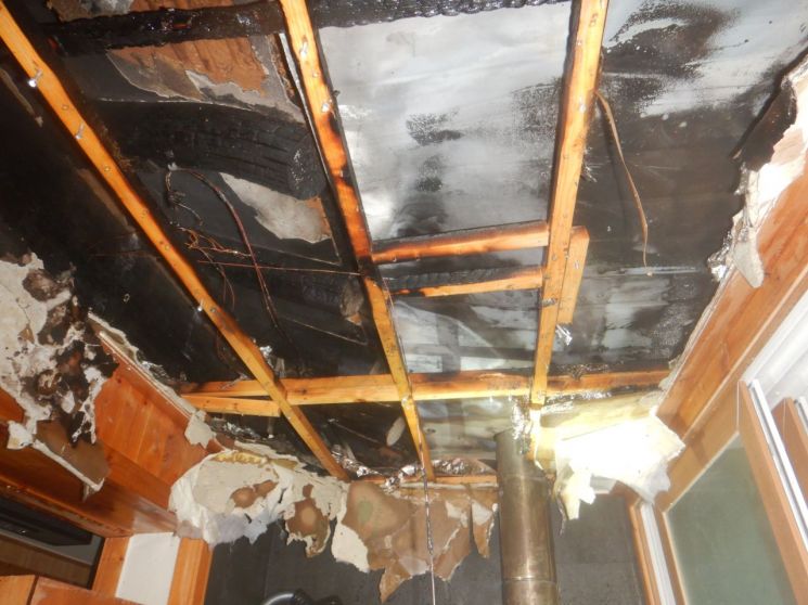 지난 5일 북구 중흥동의 단독주택 화목난로 연통에 인접한 천장 목재구조물이 장시간 열을 받아 화재가 발생했다. 사진=광주 북부소방서 제공