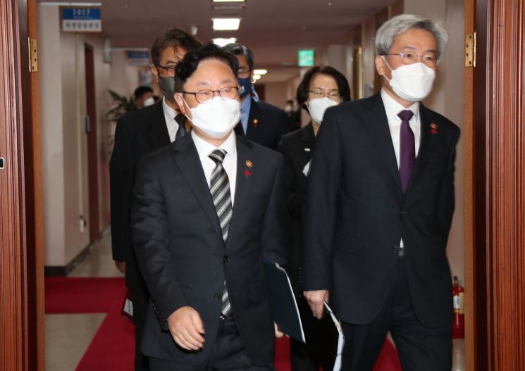 박범계 법무장관 "첫 재판 전 공소장 공개는 안 돼…원칙의 문제"