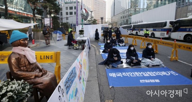 [포토] 평화의 소녀상 앞 '한일합의' 폐기 외침