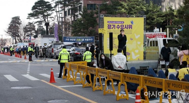 [포토] 위안부 문제 향한 상반된 목소리