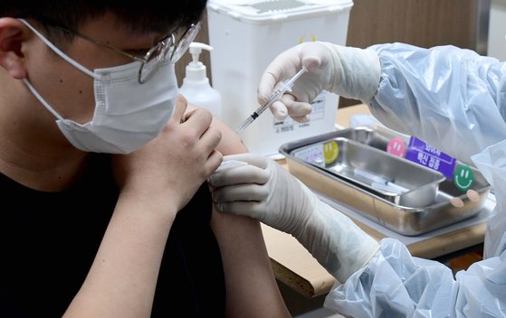 서울 양천구 홍익병원에서 한 학생이 코로나19 백신접종을 하고 있다./사진=연합뉴스