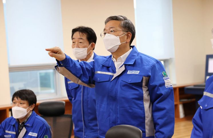 김종호 기술보증기금 이사장(오른쪽)이 이수태 파나시아 대표이사(가운데)와 탄소중립 핵심기술에 대해 의견을 나누고 있다.