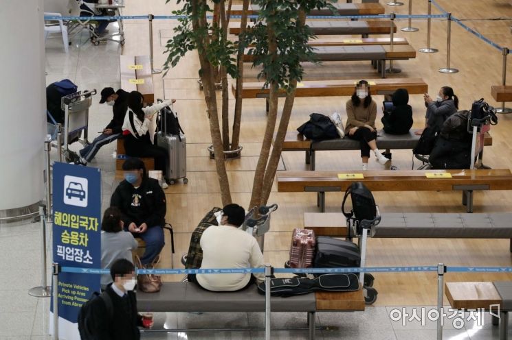 코로나19 확산세가 이어지고 있는 9일 인천국제공항 2터미널 입국장에서 입국자들이 대기하고 있다. /문호남 기자 munonam@