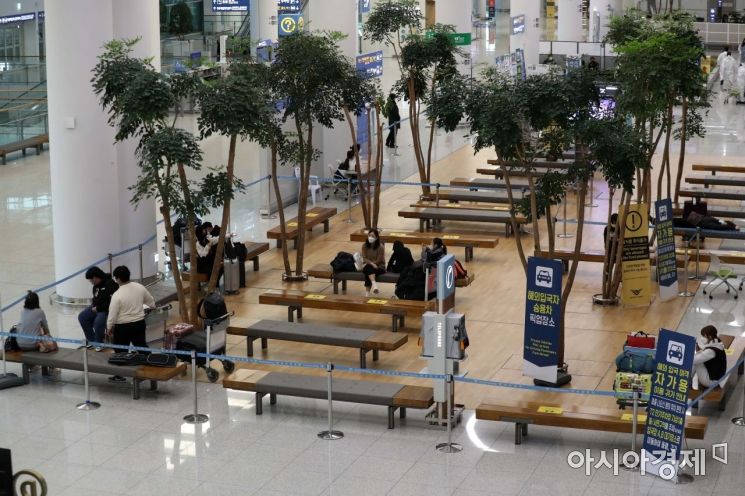 코로나19 확산세가 이어지고 있는 9일 인천국제공항 2터미널 입국장에서 입국자들이 대기하고 있다. /문호남 기자 munonam@