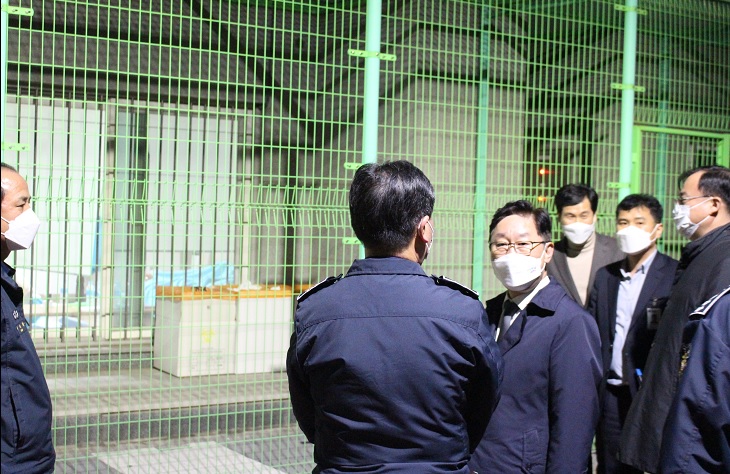 박범계 법무부장관이 8일 밤 확진자가 나온 서울동부구치소를 방문해 현장을 둘러보고 있다 [사진=법무부 제공]