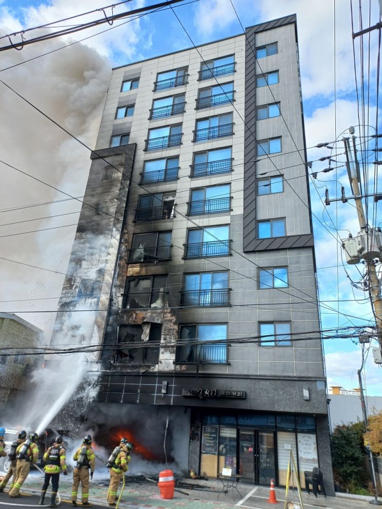 부산 오피스텔 화재로 주민·소방관 등 10명 부상 … 옥상대피 8명 구조(2보) 