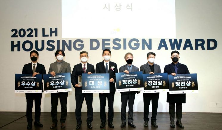 김현준 LH사장(가운데)이 9일 서울 중구 정동1928 아트센터에서 열린 '2021 하우징 디자인 어워드' 시상식에서 수상자들과 기념촬영을 하고 있다.