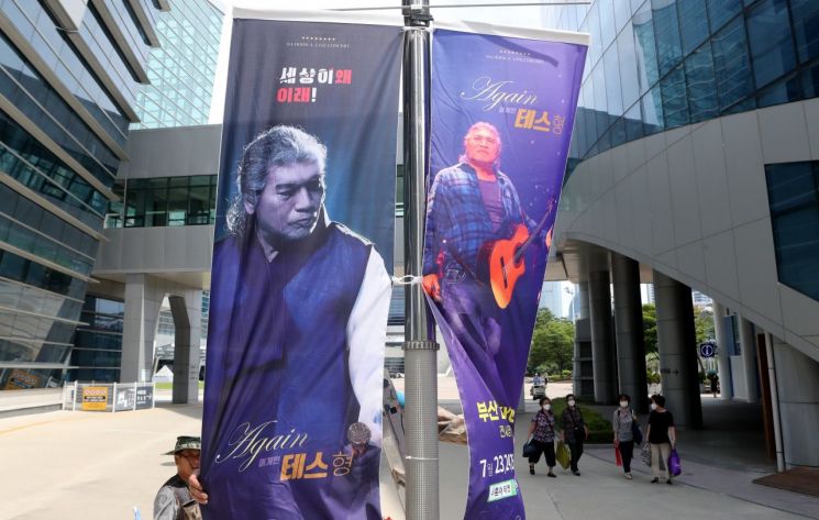 '노년돌' 나훈아, 7월 콘서트 끝으로 마이크 내려놓는다