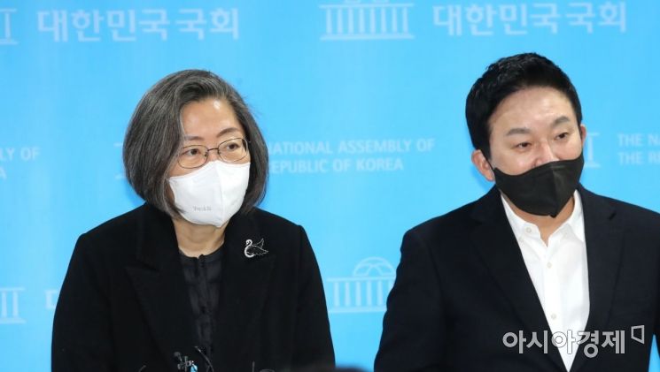 이수정 국민의힘 공동선대위원장이 10일 국회 소통관에서 범죄피해자 지원제도 개선에 관한 공약을 발표하고 있다./윤동주 기자 doso7@