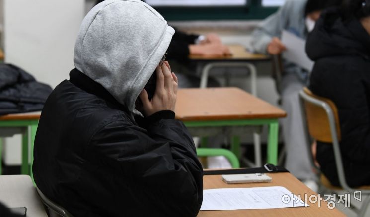 출제 오류 논란으로 2022학년도 대학수학능력시험 과학탐구영역 생명과학Ⅱ 20번 문제의 정답 결정이 유예된 가운데 10일 서울 종로구 경복고등학교에서 수험생들이 성적표를 받아보고 있다.