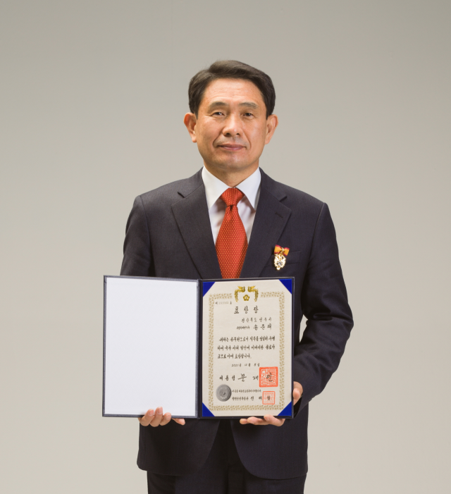 경북 영주시 소수박물관 송준태 관장이 지난 8일 2021 문화유산 보호 유공자 시상식에서 대통령상을 받았다.
