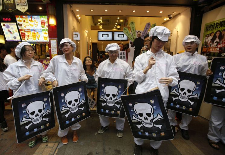 지난 2011년 5월 전자제품 위탁생산업체 '폭스콘' 소속 근로자들이 노동 환경에 대해 항의하는 시위를 벌이고 있다. / 사진=연합뉴스