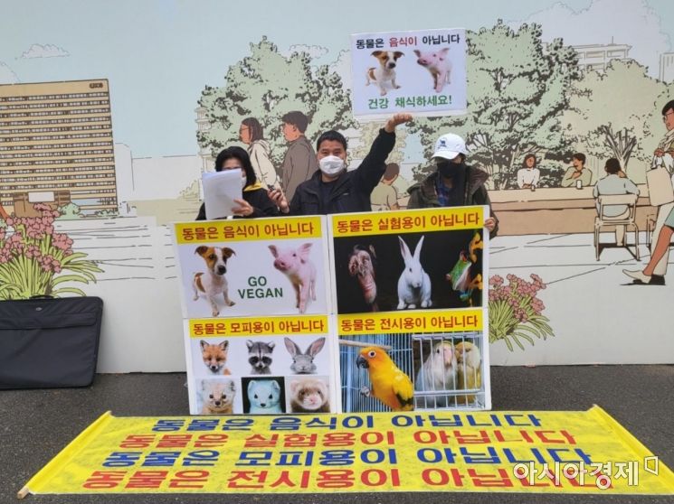 10일 오후 1시 한국동물보호연합 회원들이 서울 종로구 광화문 광장에서 기자회견을 하고 있다. 이혜숙 회원이 기자회견문을 낭독하고 있다./박현주 기자 phj0325@