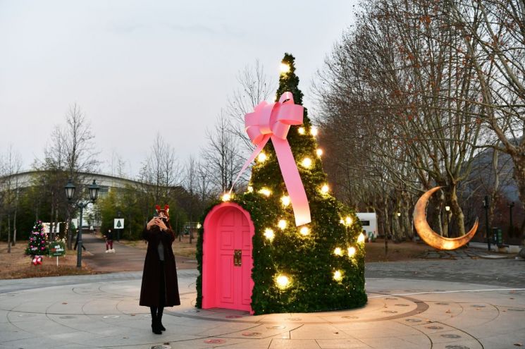 담양군, 화려한 대형트리 관광객 '눈길·발길' 사로잡아